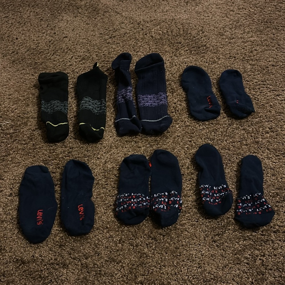 Bundle Pair of thieves & Levi’s pack socks 🧦